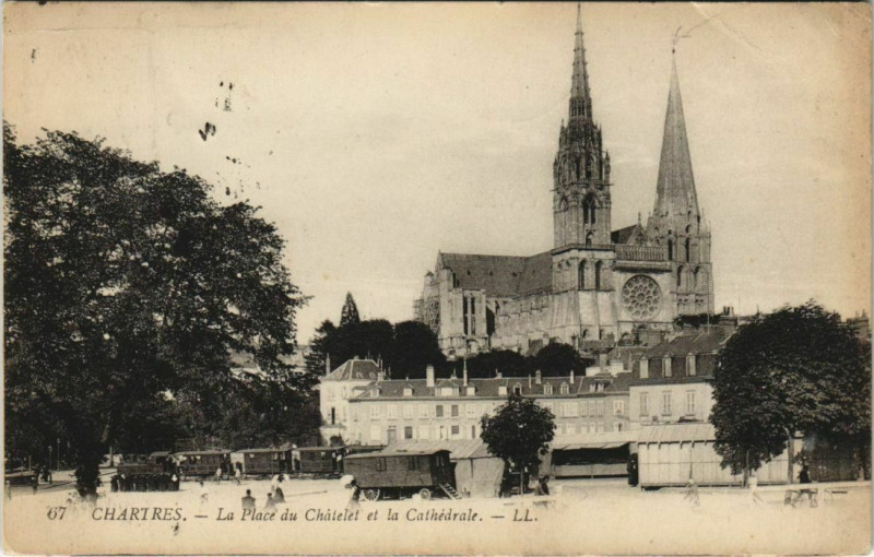 Carte postale ancienne Chartres - Place Chatelet et la Cathedrale à Chartres