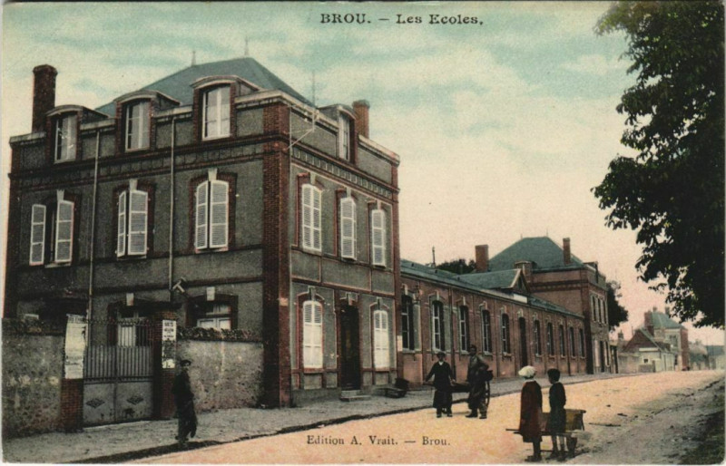 Carte postale ancienne Brou - Les Ecoles à Brou
