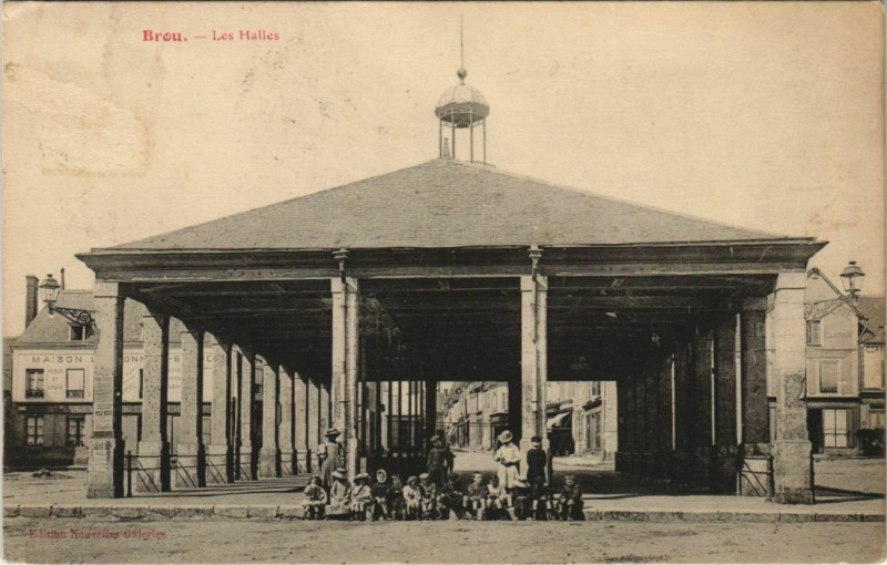 Carte postale ancienne Brou - Les Halles à Brou