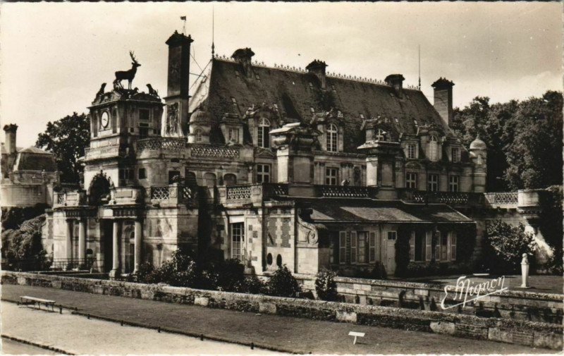 Carte postale ancienne Anet - Vue d'ensemble du Chateau (Xvi siécle) à Anet