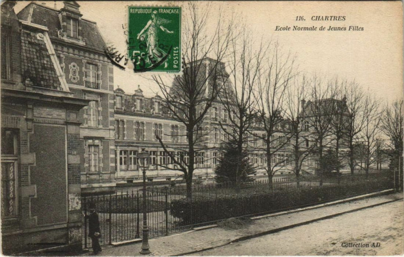 Carte postale ancienne Chartres - Ecole Normale de Jeunes Filles à Chartres