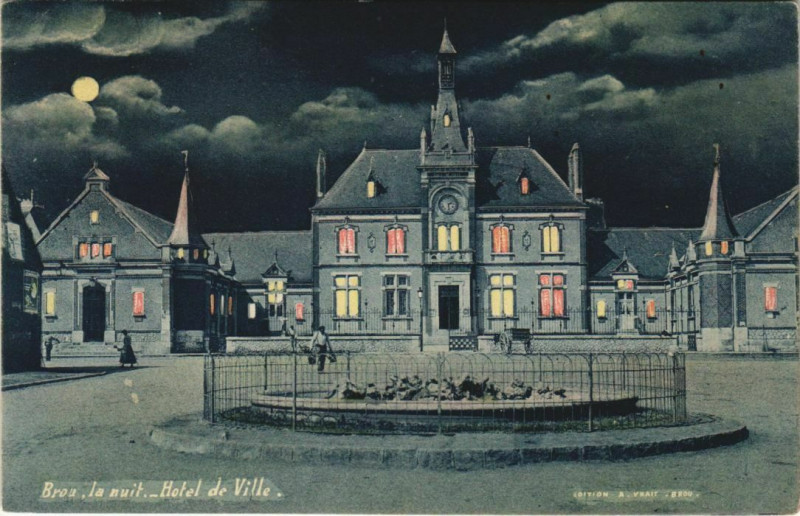 Carte postale ancienne Brou la nuit - Hotel de Ville à Brou
