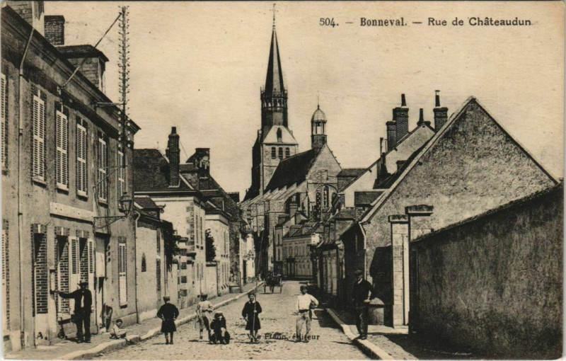 Carte postale ancienne Bonneval - Rue de Chateaudun à Bonneval