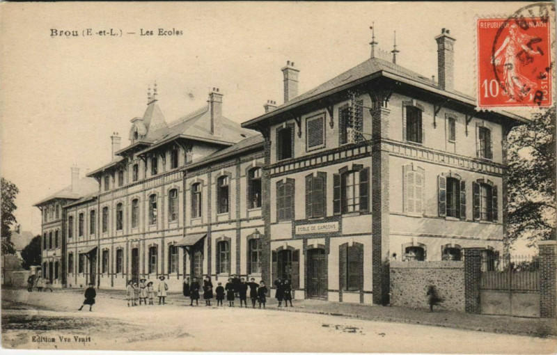 Carte postale ancienne Brou - Les Ecoles à Brou