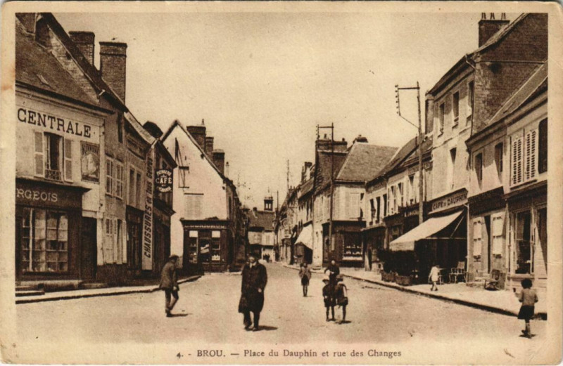 Carte postale ancienne Brou - Place du Dauphin et rue des Changes à Brou