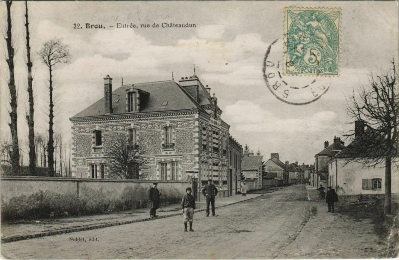 Carte postale ancienne Brou - Entrée rue de Chateaudun à Brou