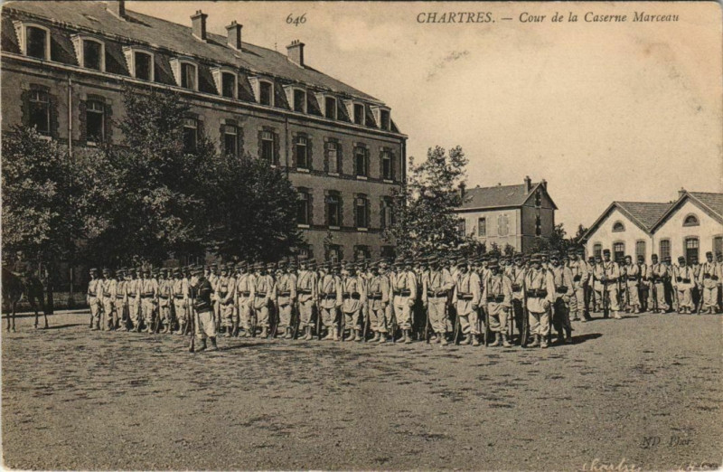 Carte postale ancienne Chartres - Cour de la Caserne Marceau à Chartres