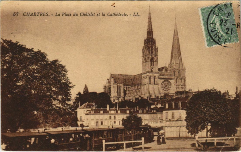 Carte postale ancienne Chartres - La Place du Chatelet et la Cathédrale. à Chartres