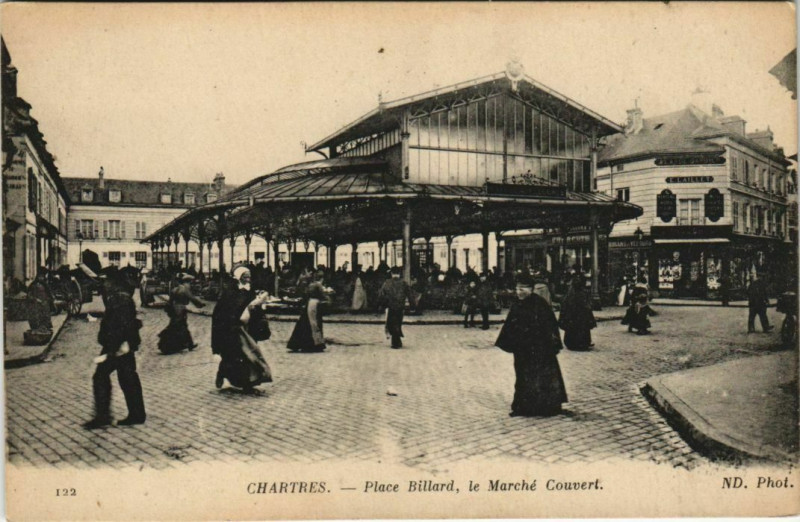Carte postale ancienne Chartres - Place Biliard le Marché Couvert à Chartres