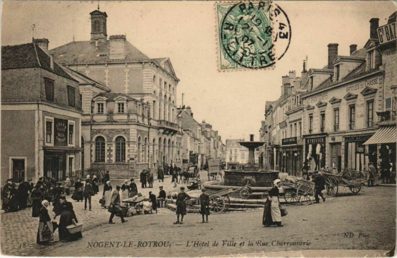 Carte postale ancienne Nogent-le-Rotrou - Hotel de Ville et la Rue Charronnerie à Nogent-le-Rotrou