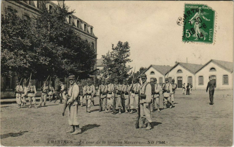 Carte postale ancienne Chartres - La cour de la caserne Marceau. à Chartres