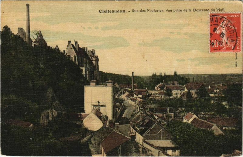 Carte postale ancienne Chateaudun Rue des Fouleries, vue prise de la Descente du Mail à Châteaudun