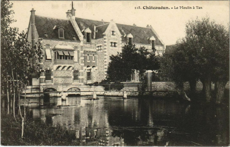 Carte postale ancienne Chateaudun - Le Moulin a Tan à Châteaudun