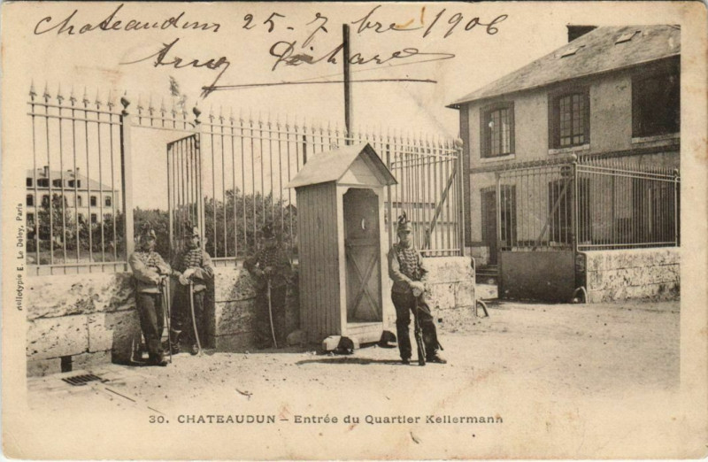 Carte postale ancienne Chateaudun - Entrée du Quartier Kellermann à Châteaudun