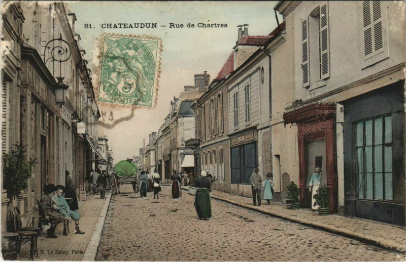 Carte postale ancienne Chateaudun - Rue de Chartres à Châteaudun