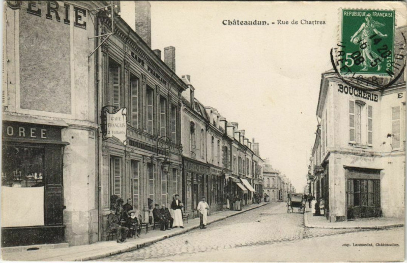Carte postale ancienne Chateaudun - Rue de Chartres à Châteaudun