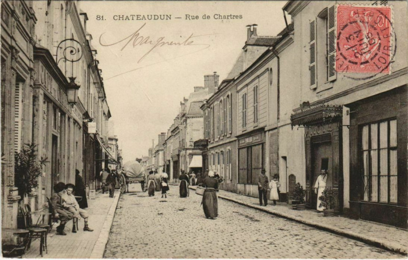 Carte postale ancienne Chateaudun - Rue de Chartres à Châteaudun