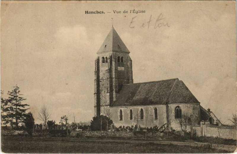 Carte postale ancienne Hanches - Vue de l'Eglise à Hanches