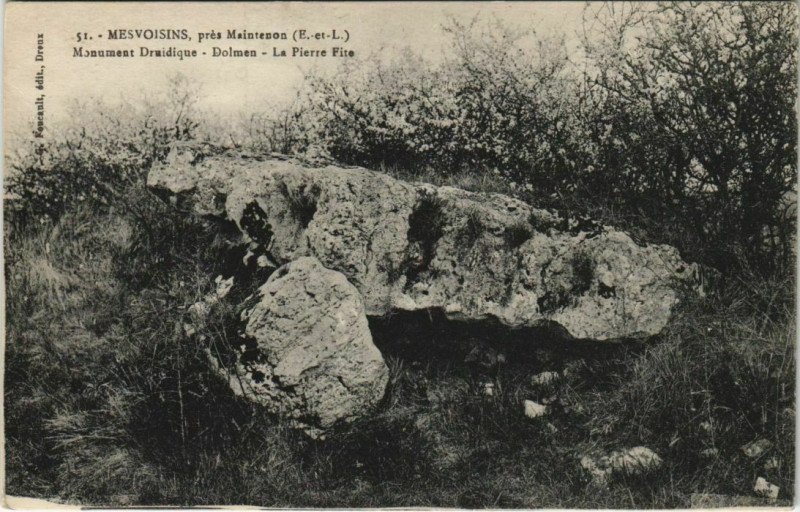 Carte postale ancienne Mesvoisins pres Maintenon - Monument Druidique - Dolmen à Maintenon