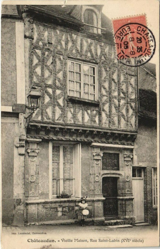 Carte postale ancienne Chateaudun - Vieille Maison Rue St-Lubin (Xvi siécle) à Châteaudun
