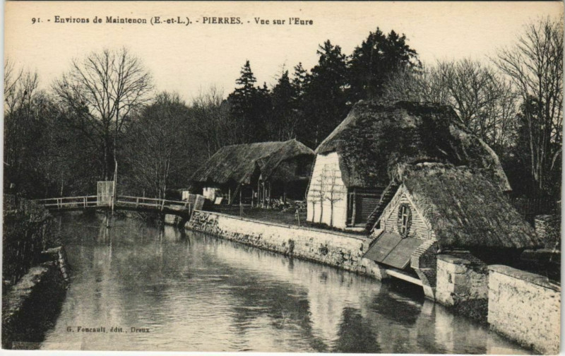Carte postale ancienne Environs de Maintenon - Pierres - Vue sur l'Eure à Maintenon