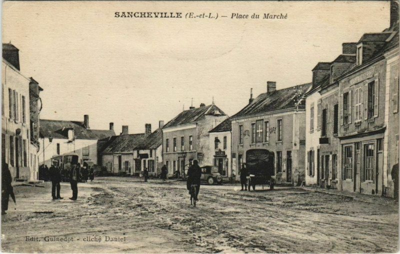 Carte postale ancienne Sancheville - Place du Marché à Sancheville