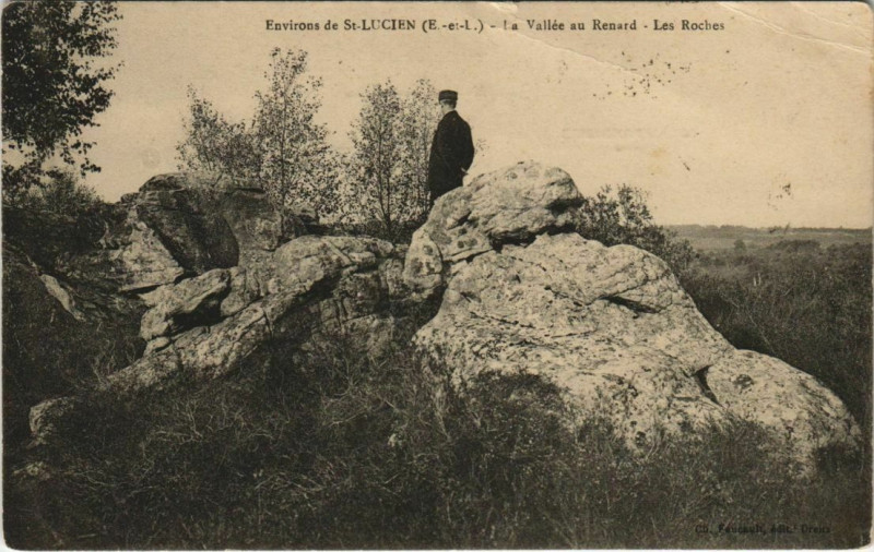 Carte postale ancienne Environs de Saint-Lucien - La Vallée au Renard - Les Roches à Saint-Lucien