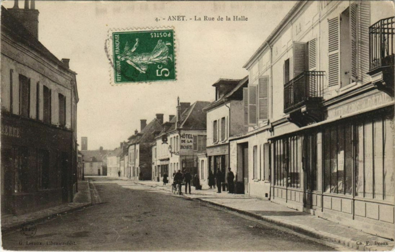 Carte postale ancienne La Rue de la Halle à Anet
