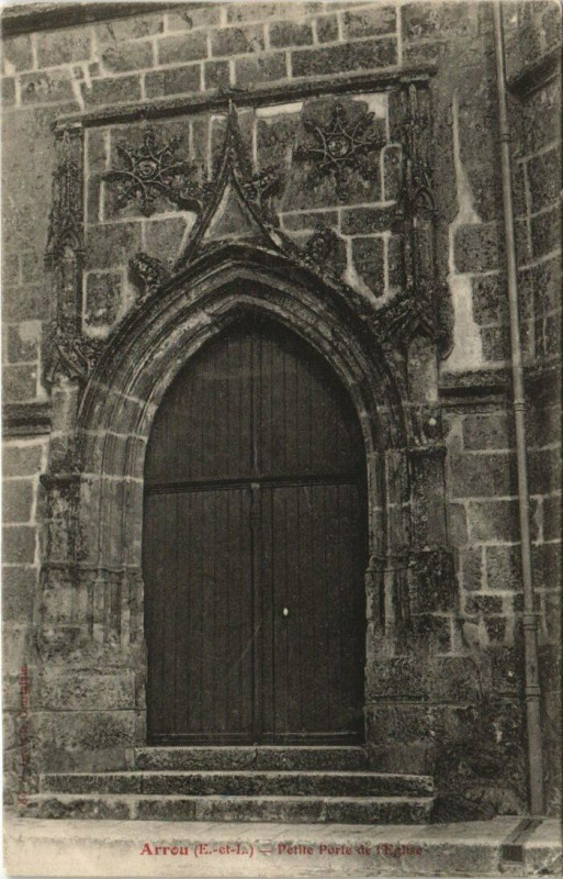 Carte postale ancienne Arrou - Petite Porte de l'Eglise