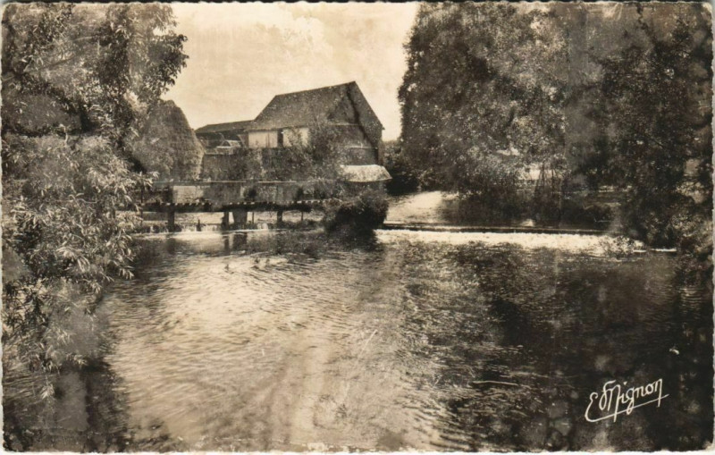Carte postale ancienne Saint-Piat - L'Eure au Moulin de Dionval à Saint-Piat