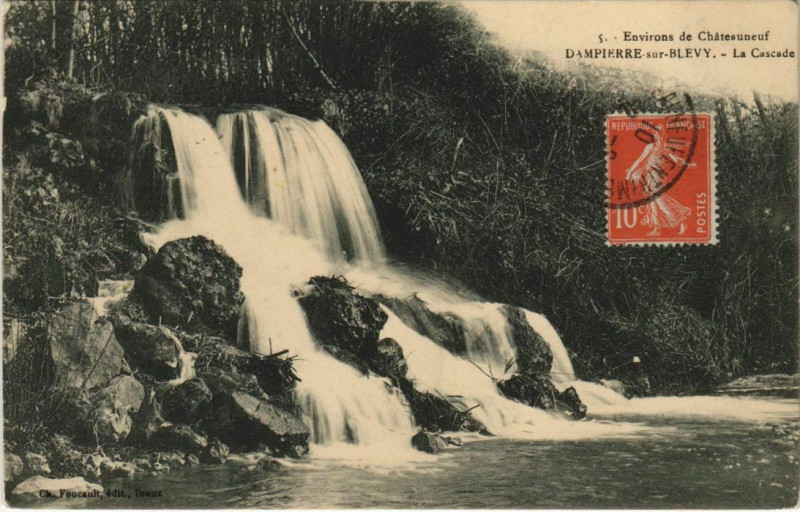 Carte postale ancienne Environs de Chateauneuf - Dampierre-sur-Blevy - La Cascade
