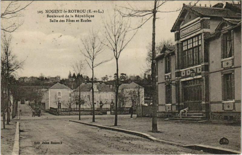 Carte postale ancienne Nogent-le-Rotrou Boulevard de la République Salle des Fétes et à Nogent-le-Rotrou