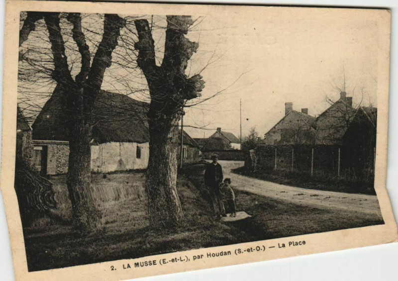 Carte postale ancienne La Musse - par Houdan - La Place