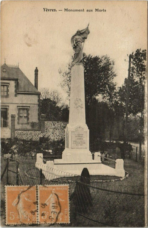 Carte postale ancienne Yévres - Monument aux Morts à Yèvres