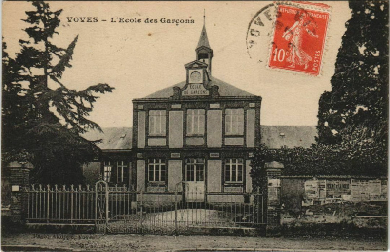 Carte postale ancienne Voves - L'Ecole des Garcons