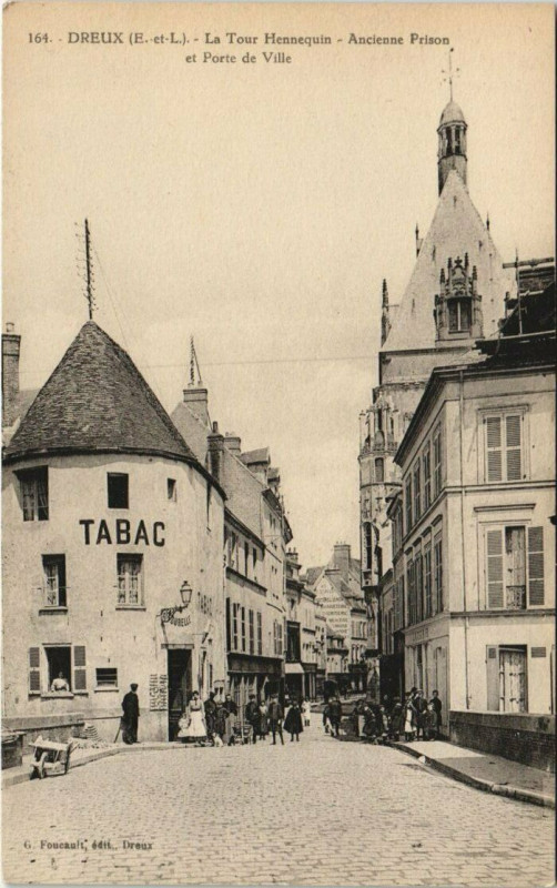 Carte postale ancienne Dreux - La Tour Hennequin - Ancienne Prison et Porte de Ville à Dreux