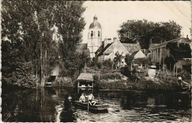 Carte postale ancienne Nogent-le-Rotrou - Eglise St-Laurent et bords de l'Huisne à Nogent-le-Rotrou