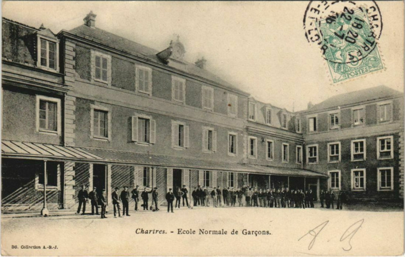 Carte postale ancienne Charires - Ecole Normale de Garcons