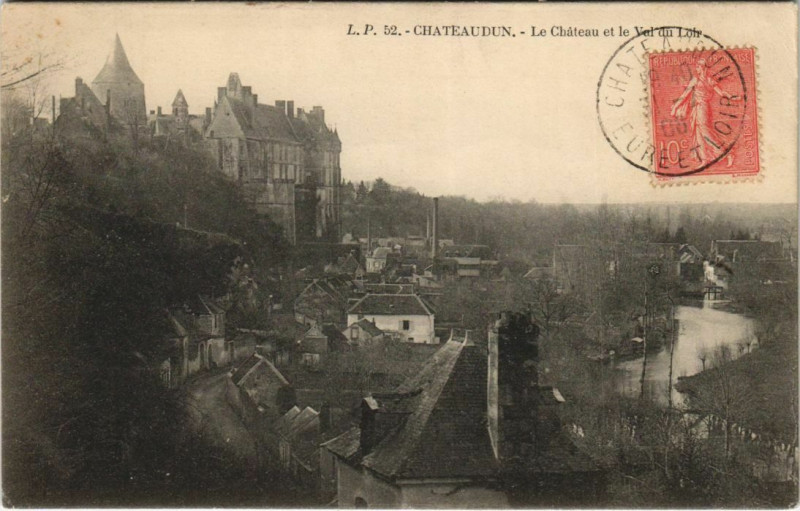 Carte postale ancienne Chateaudun - Le Chateau et le Val du Loir à Châteaudun