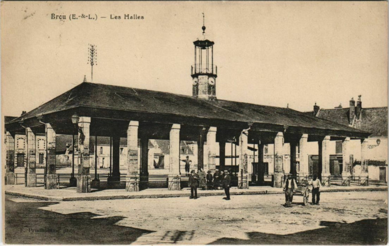 Carte postale ancienne Brou - Les Halles à Brou
