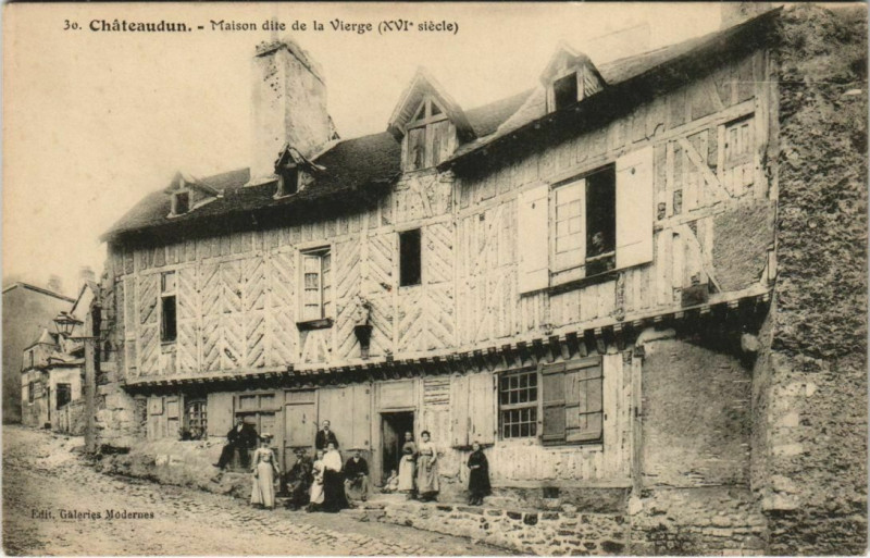 Carte postale ancienne Chateaudun - Maison dite de la Vierge à Châteaudun