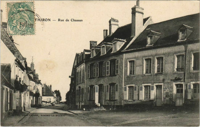 Carte postale ancienne Thiron - Rue de Chassan