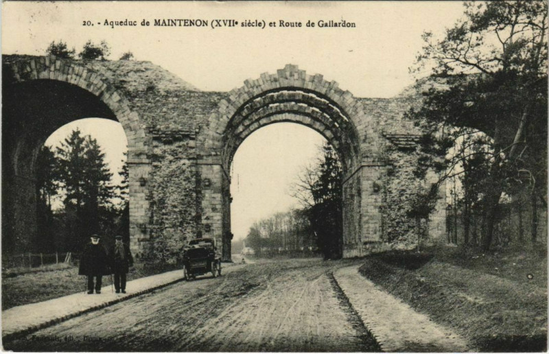 Carte postale ancienne Aqueduc de Maintenon et Route de Gallardon à Maintenon