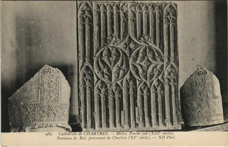 Carte postale ancienne Cathédrale de Chartres-Mitre Porche sud-Panneau de Bois provenant à Chartres