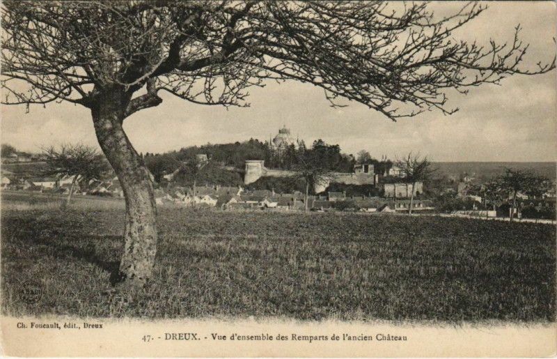 Carte postale ancienne Dreux-Vue d'ensemble des Remparts de l'ancien Chateau à Dreux