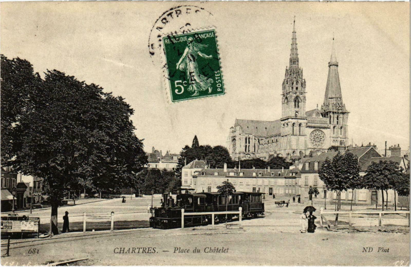 Carte postale ancienne Chartres Place du Chatelet Tram Vapeur à Chartres