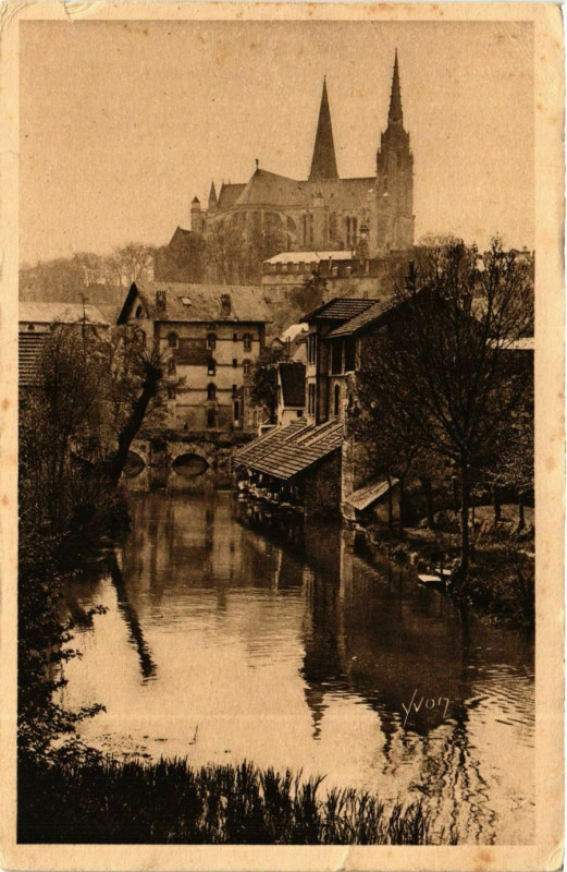 Carte postale ancienne Chartres Les Bords de l'Eure Cathédrale à Chartres