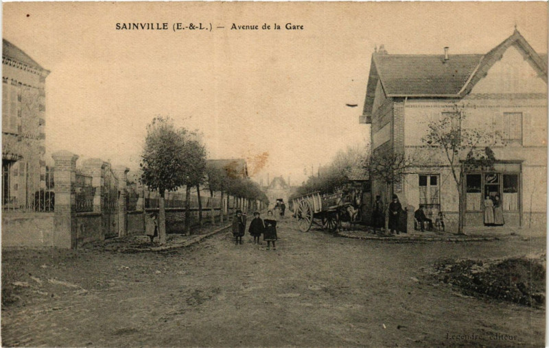 Carte postale ancienne Sainville - Avenue de la Gare à Sainville