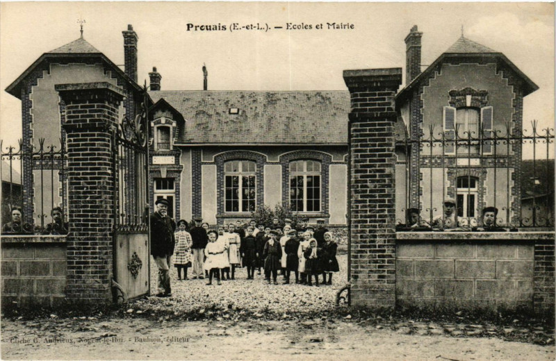 Carte postale ancienne Prouais - Ecoles et Mairie