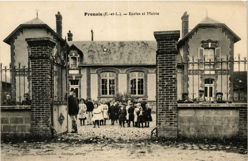 Carte postale ancienne Prouais - Ecoles et Mairie